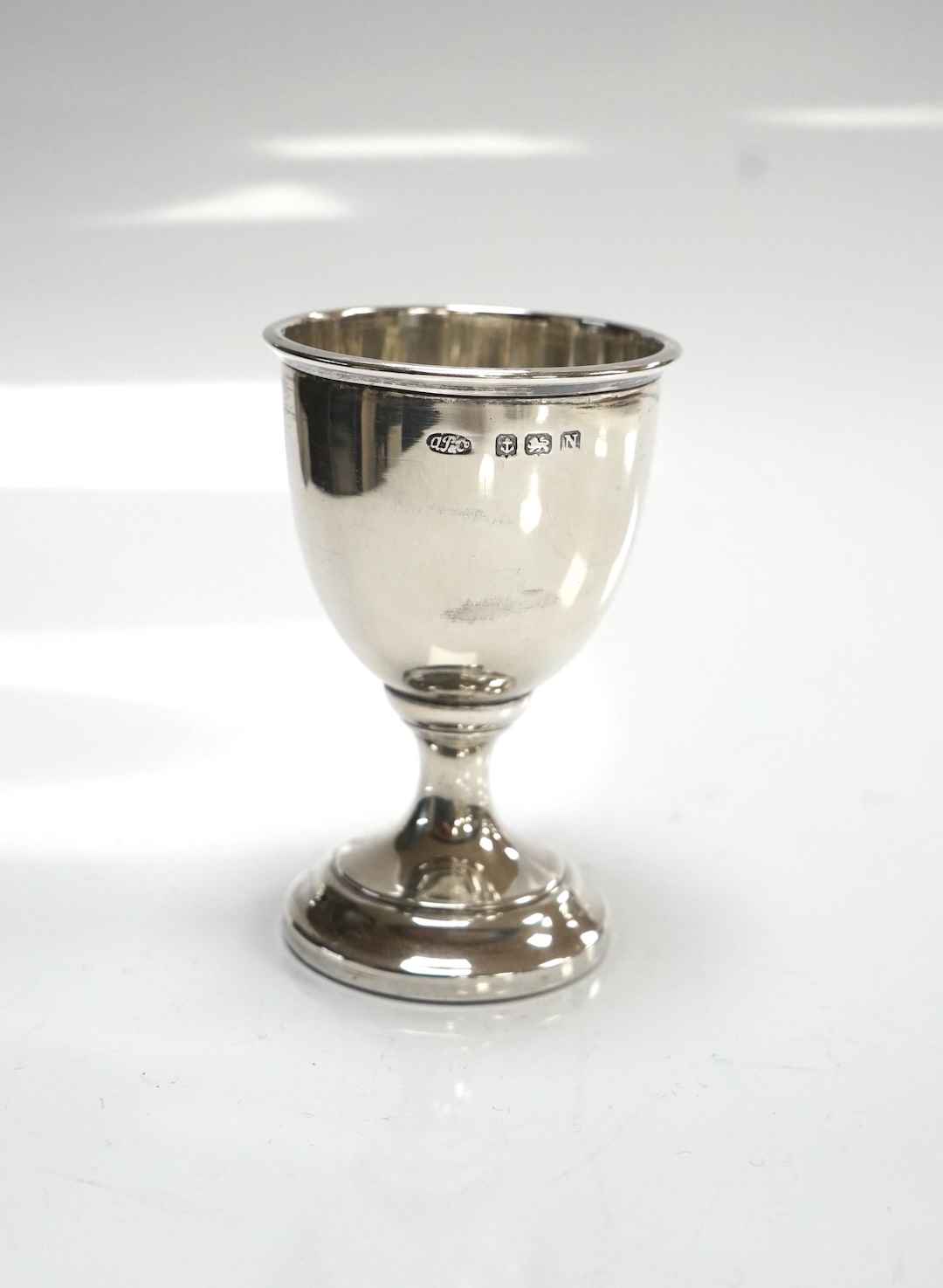 An Edwardian silver porringer, London, 1904, height 72mm, together with a pierced silver bonbon dish and an egg cup, 6.4oz. Condition - fair to good